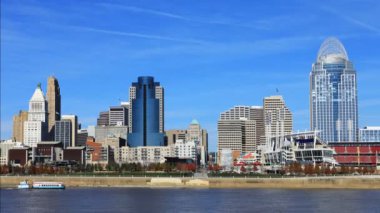 Ohio Nehri önde 4k ile Cincinnati Skyline Timelapse