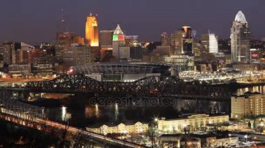 Gece Cincinnati şehir merkezine gün 4k Timelapse