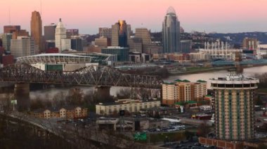 Gün batımı 4 k Cincinnati şehir merkezinin Timelapse