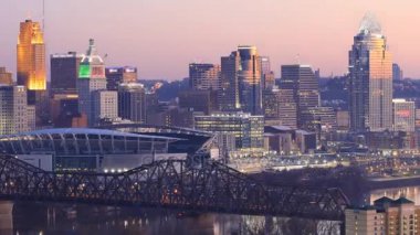 Cincinnati şehir merkezi timelapse gece Ohio Nehri 4k ile gün