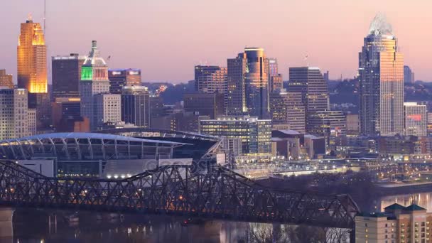 Cincinnati City Center Timelapse Från Natt Till Dag Med Ohiofloden — Stockvideo