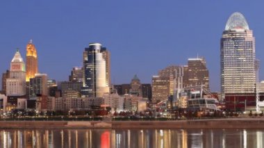Cincinnati timelapse gündoğumu genelinde Ohio Nehri 4k