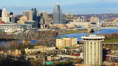 Cincinnati siluetinin güzel günde 4k Timelapse