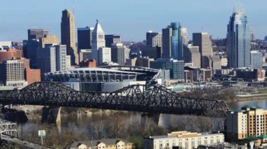 Cincinnati şehir merkezinin Ohio güzel günde 4k Timelapse