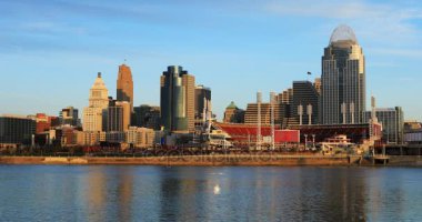 Cincinnati, Ohio manzarası 4k alacakaranlıkta görünümünü