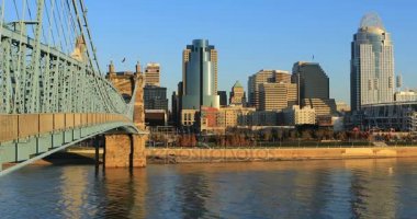 Cincinnati şehir merkezi Ohio Nehri ile önde 4 k görüntülemek