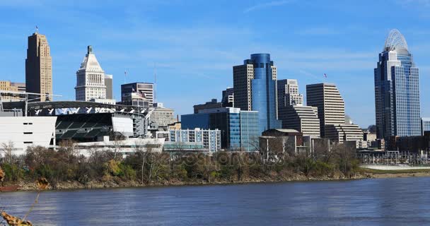 Cincinnati Skyline Través Del Río Ohio — Vídeos de Stock