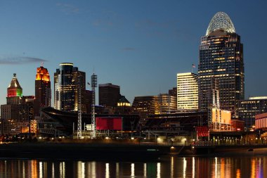 Cincinnati manzarası yansımaları ile gece