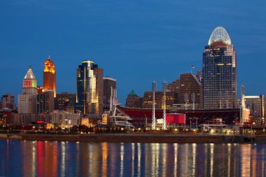 Cincinnati şehir merkezi yansımaları ile gece