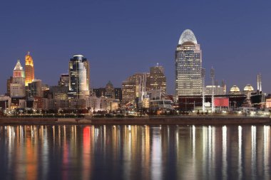 Cincinnati şehir merkezi yansımaları ile hava karardıktan sonra