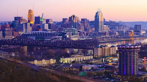Gün batımında Cincinnati, Ohio şehir merkezinin görünümü — Stok fotoğraf