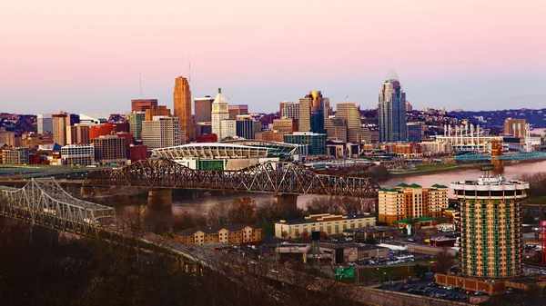 Vista del horizonte de Cincinnati, Ohio al atardecer — Foto de Stock