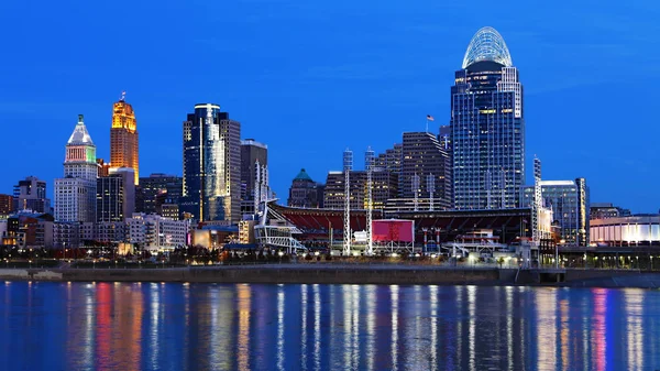 Cincinnati, Ohio skyline på natten med reflektioner — Stockfoto