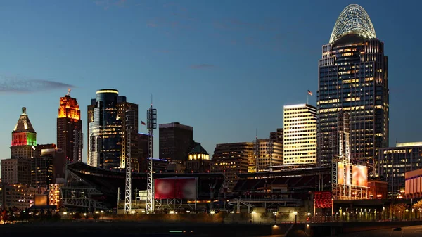 Veduta dello skyline di Cincinnati, Ohio dopo il tramonto — Foto Stock