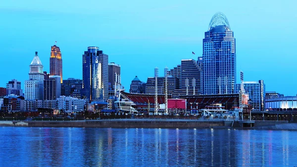 Cincinnati, Ohio skyline al crepuscolo con riflessi — Foto Stock