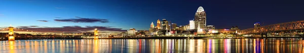 Panorama of the Cincinnati, Ohio skyline at night — Stock Photo, Image