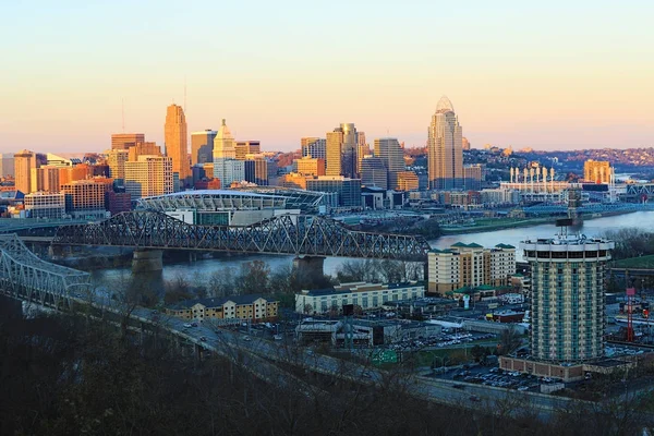 Vista del horizonte de Cincinnati al atardecer — Foto de Stock