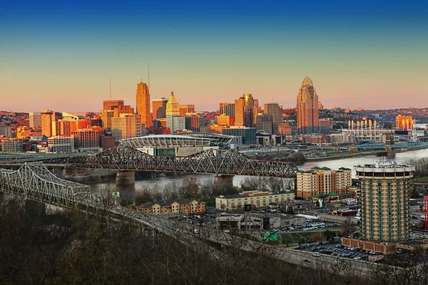 Vista do horizonte de Cincinnati no crepúsculo — Fotografia de Stock