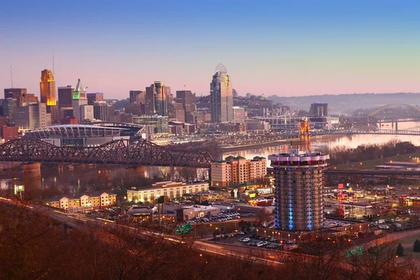 Veduta del centro di Cincinnati al crepuscolo — Foto Stock