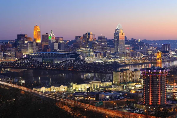 Visa Cincinnati centrum i skymningen — Stockfoto