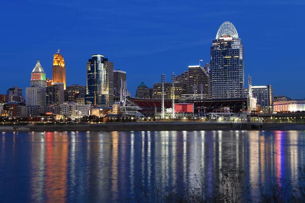 Cincinnati manzarası yansımaları ile hava karardıktan sonra — Stok fotoğraf
