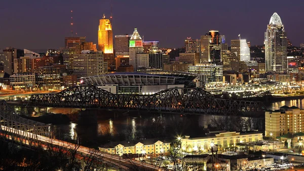 Vista del horizonte de Cincinnati, Ohio por la noche — Foto de Stock