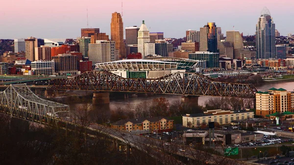 Pohled na Cincinnati, Ohio Panorama při západu slunce — Stock fotografie