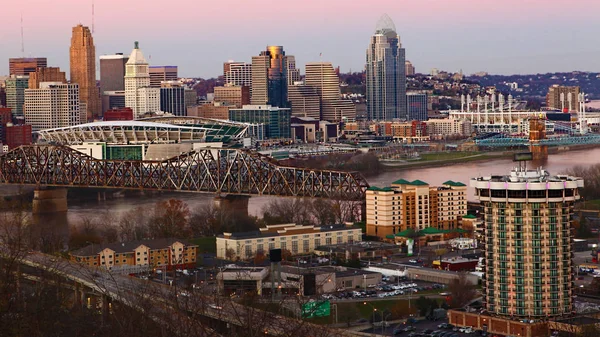 Kilátás a Cincinnati, Ohio skyline, Twilight — Stock Fotó