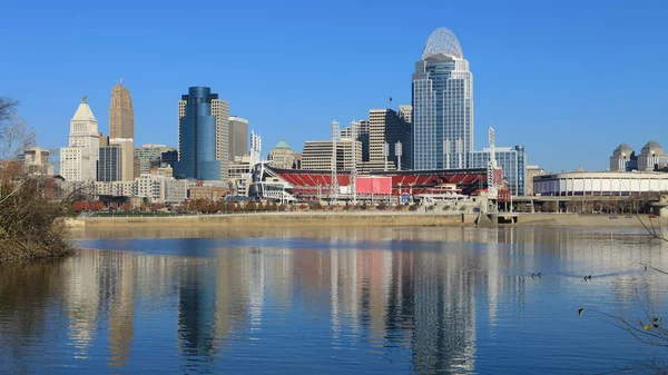Vista do centro da cidade de Cincinnati com o rio Ohio em frente — Fotografia de Stock