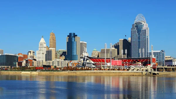 Cincinnati, Ohio manzarası görünümü güzel bir günde — Stok fotoğraf