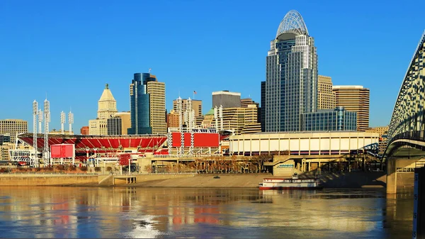 Cincinnati manzarası Ohio Nehri ile göster — Stok fotoğraf