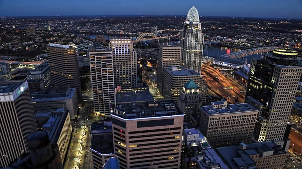 Vue aérienne de Cincinnati (Ohio) après la tombée de la nuit — Photo