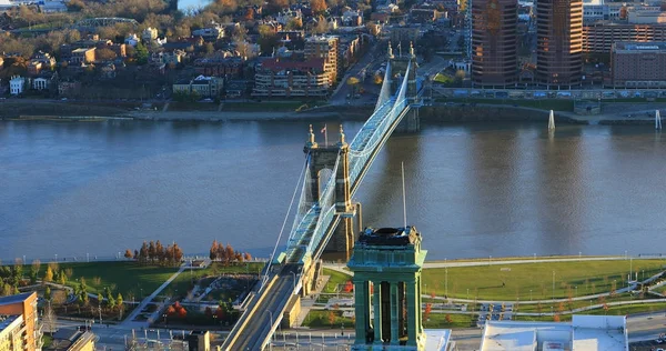 Roebling-Brücke und Fluss ohio in Cincinnati — Stockfoto