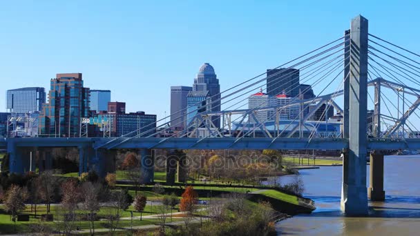 Zeitraffer Von Louisville Kentucky Mit Jfk Bridge — Stockvideo