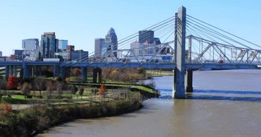 John F. Kennedy Bridge 4k ile Louisville görünümünü
