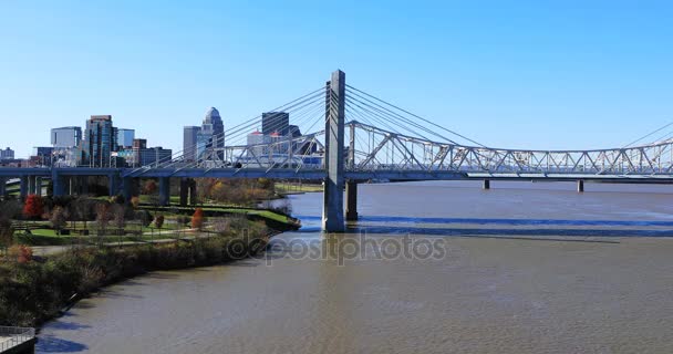 Vista Louisville Kentucky Com John Kennedy Bridge — Vídeo de Stock