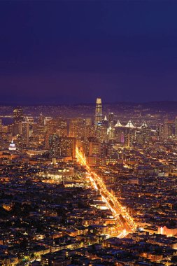 San Francisco şehir merkezinin dikey gece görünümü
