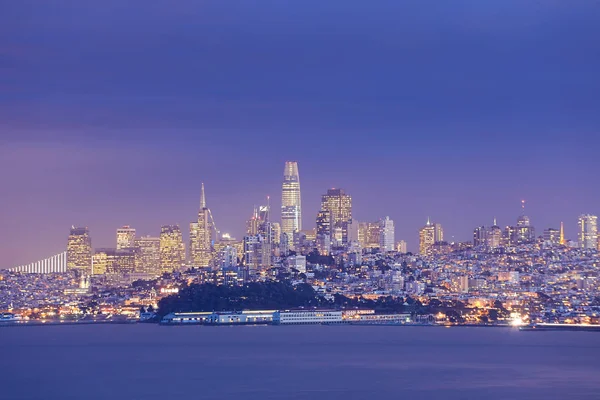 Нічний погляд з Сан-Франциско, через бухту — стокове фото