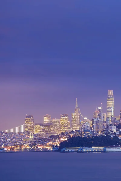 Вертикальні нічний погляд з Сан-Франциско на воду — стокове фото