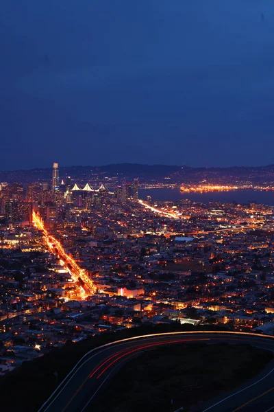 Vertikale breite Nachtsicht auf San Francisco Stadtzentrum — Stockfoto