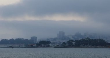 San Francisco manzarası görünümünü sisli bir günde 4k
