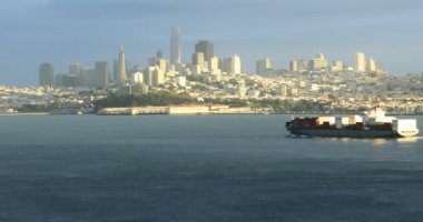 San Francisco manzarası ile konteyner gemisi ön 4k