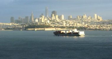 San Francisco manzarası ile konteyner gemisi 4k ön planda