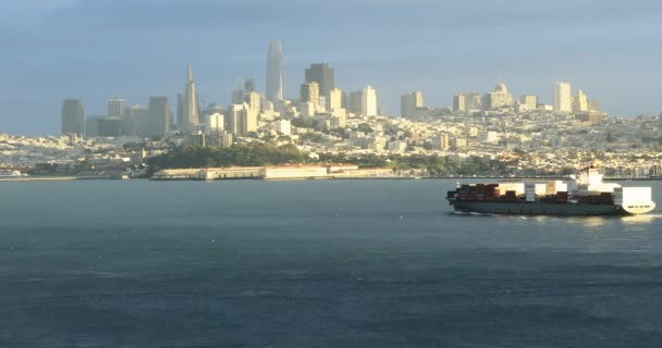 旧金山地平线集装箱船在前面4K — 图库视频影像