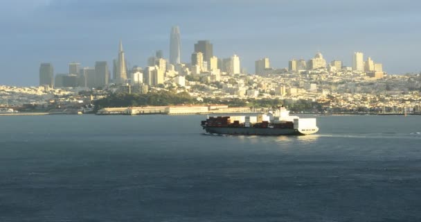 San Francisco Manzarası Ile Konteyner Gemisi Planda — Stok video