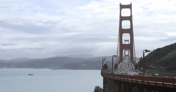 Vista Del Tráfico Que Fluye Puente Golden Gate — Vídeo de stock