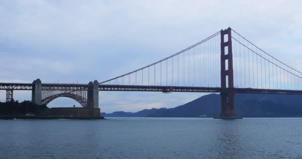 Zijaanzicht Van Golden Gate Bridge — Stockvideo
