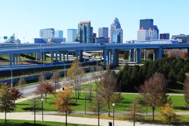 Louisville, Kentucky şehir merkezi önünde Otoban ile