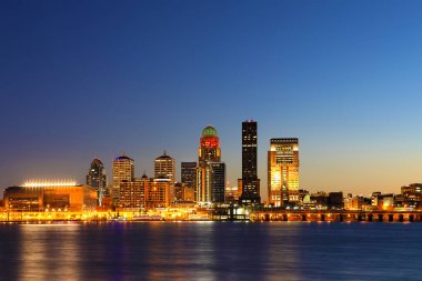 Ohio Nehri Louisville gece manzarası 