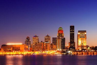 Louisville gece şehir merkezi Ohio Nehri